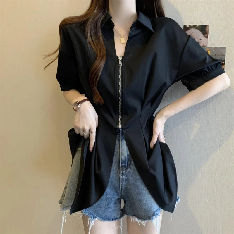 

Женская летняя рубашка с коротким рукавом на молнии, с дизайнерским акцентом на талии, стройнящая, элегантная.