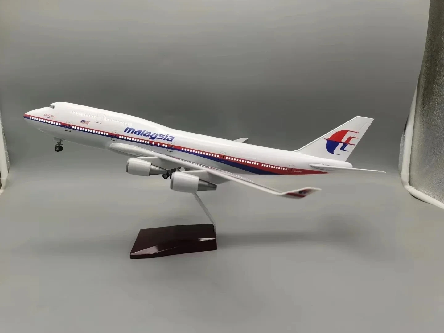

47cm Malaysia Airways B747 Airplane Model Resin Diecast Scale 1/150 Plane Model Toy Building Kit With Wheels Display Collection