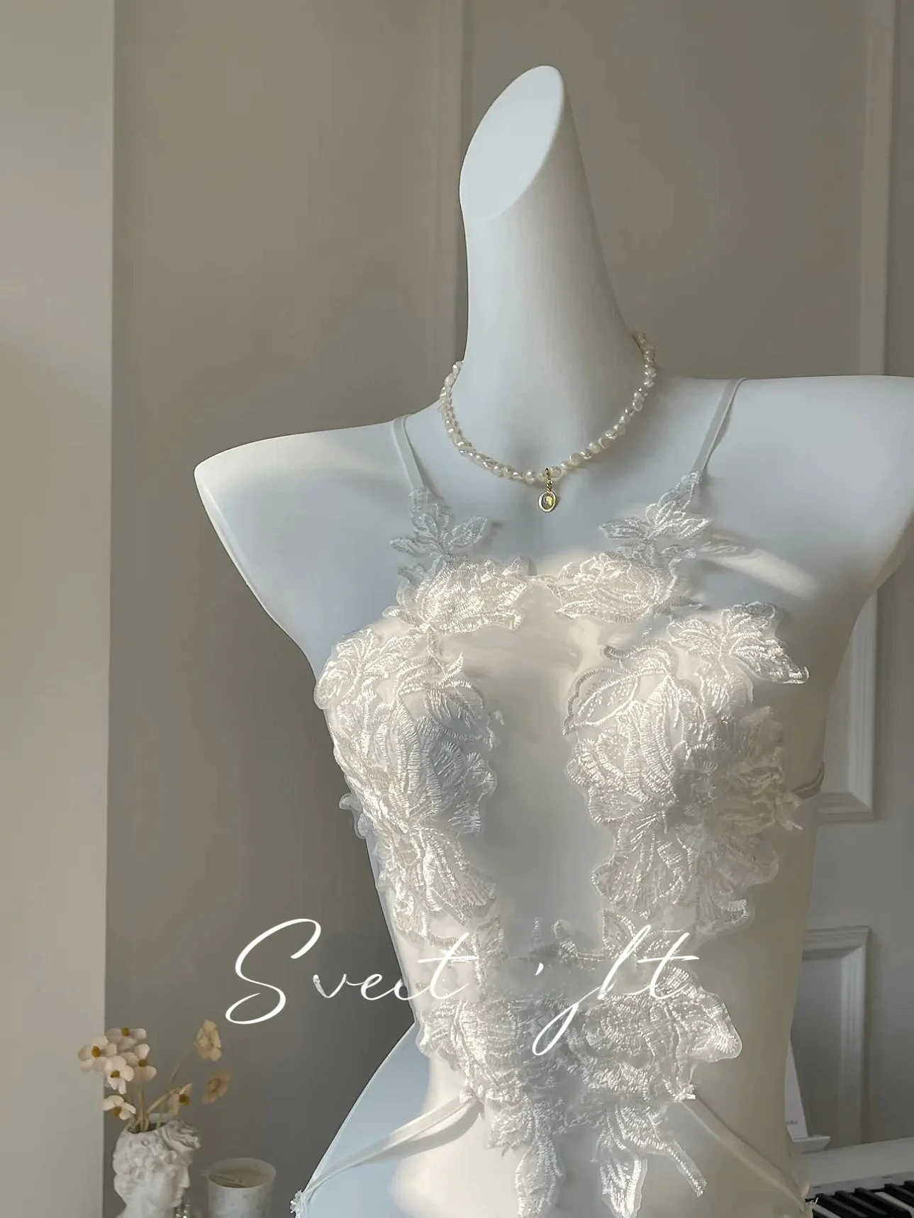 Sexy White Petal Lace Bra Set See tough Tee Point Strap Onesie Underwear Fene Flirtatious Pure Color Commute Sle