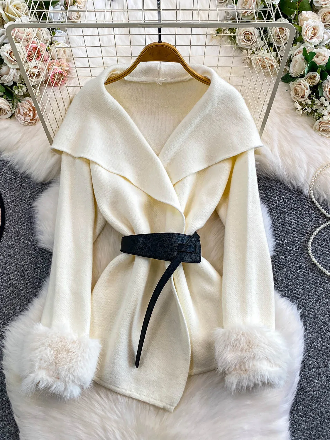 

Ele Women's Woolen Coat with Furry Sves Waist-Cinching Belted Mid-Length Cloak for Winter Faionable Trendy Aosphere