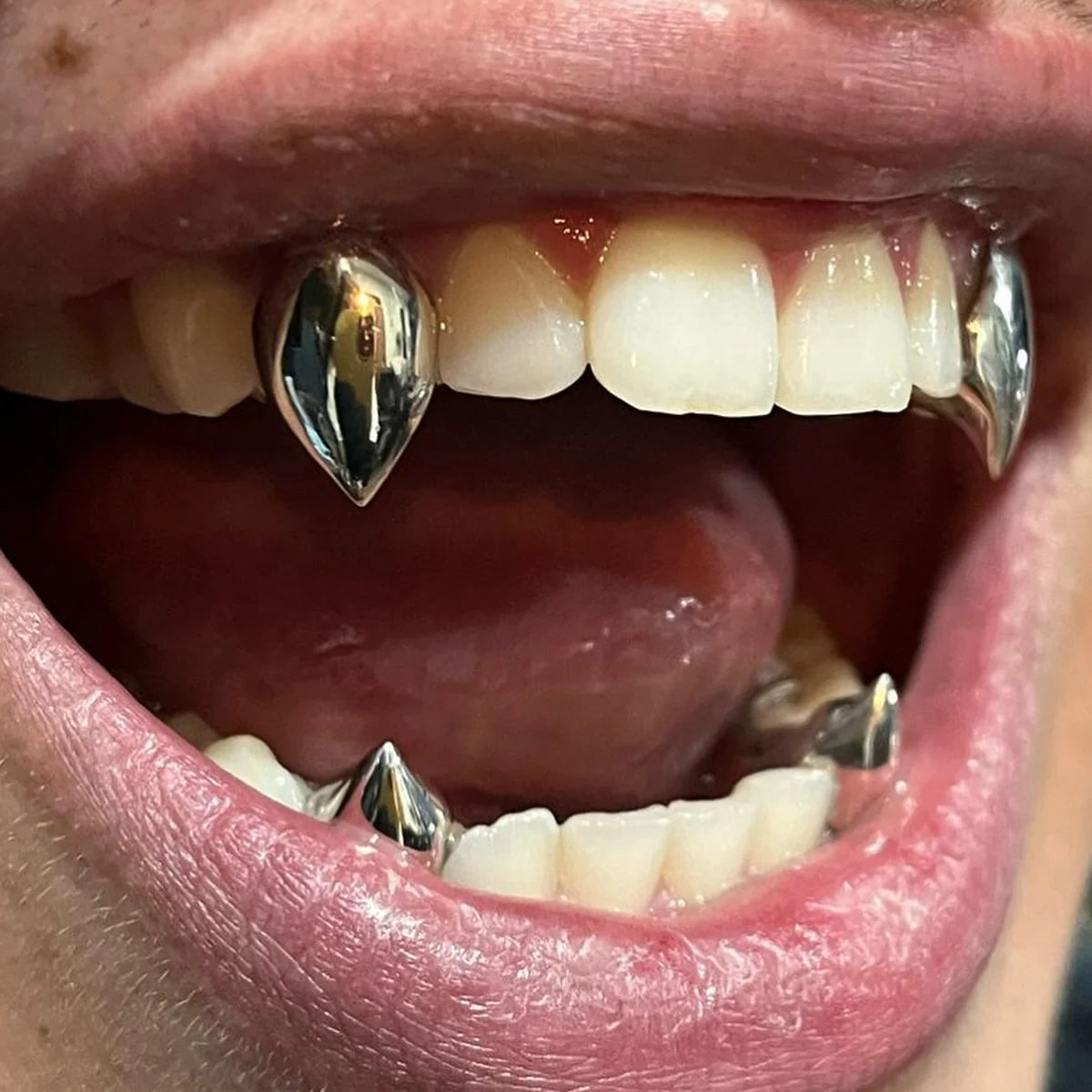 TOPGRILLZ Glänzende Vampirzähne Grillz Hip Hop 14K vergoldete Einzelzahnkappen Zahngrills Halloween Cosplay Schmuck – Detail 2