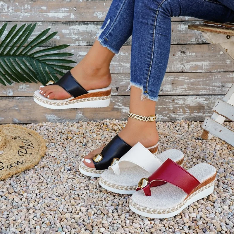 2026 Summer Solid Color Toe Thong Wedge Women's Sandals Fashion Simple Metal Decor Comfort Thick Soled Women Sandales Femmes Été