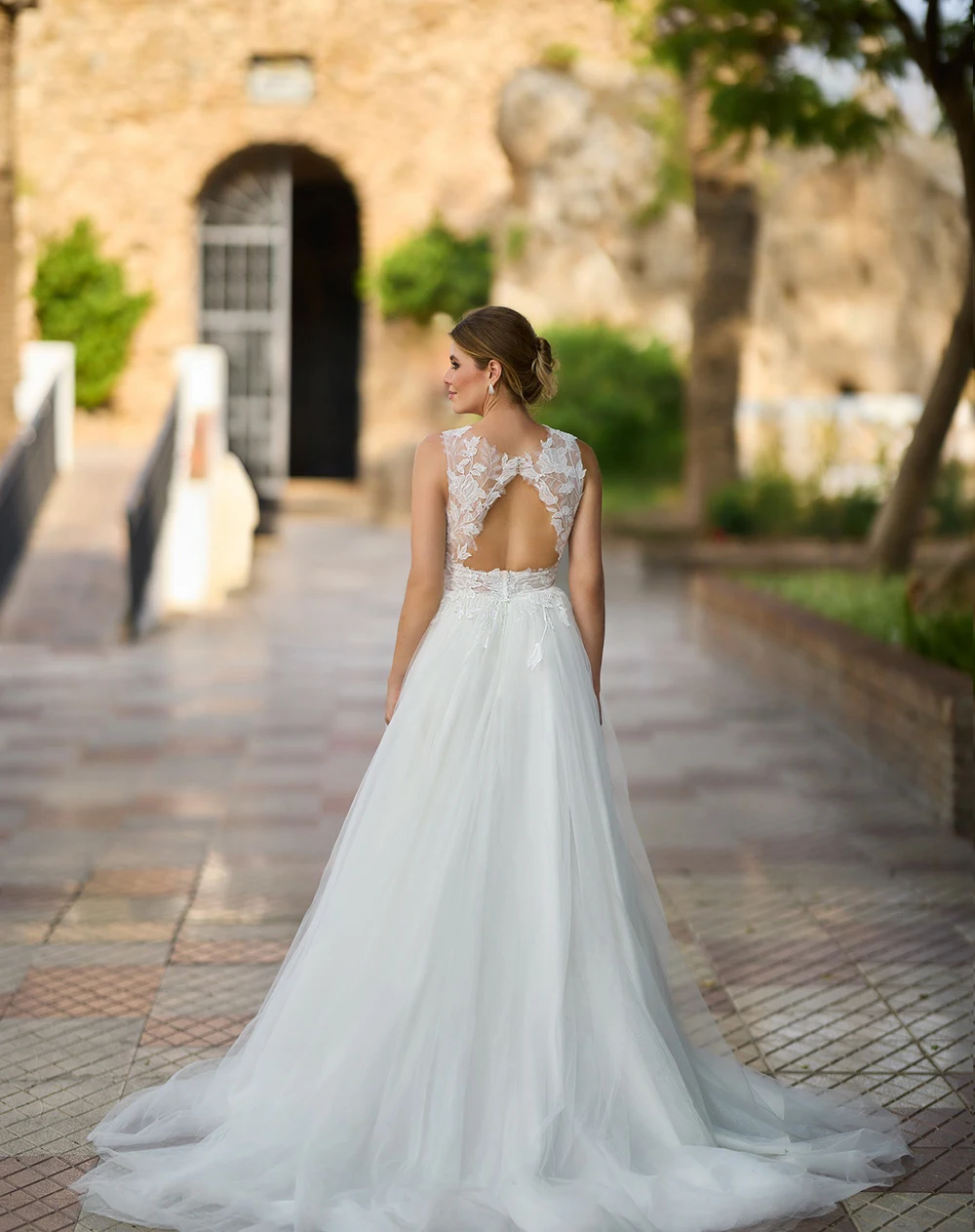 2025 V Neck Wedding Dresses Lace Appliques Illusion Tulle Backless Bridal Gown Detachable Sleeves Brides Dresses Customized