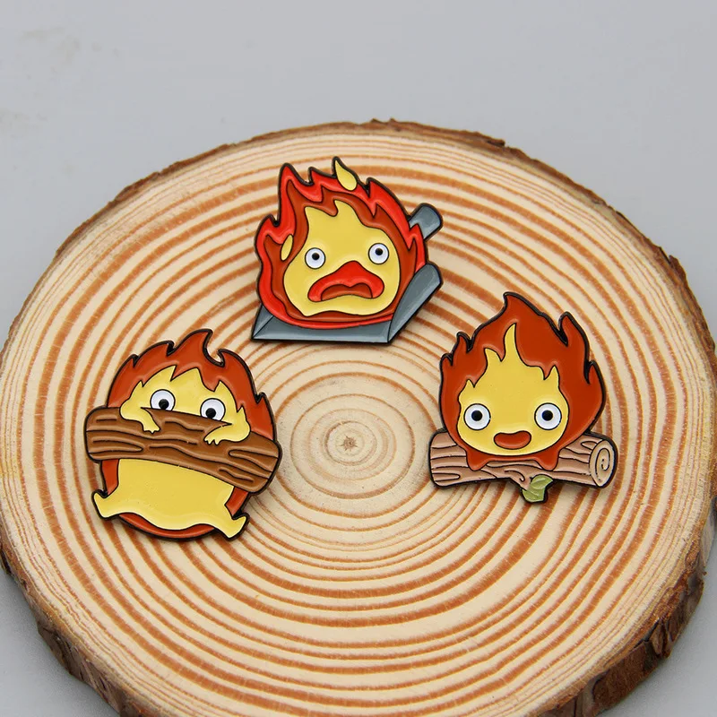 Kleine Feuer Holz Brosche Anime Figur Cartoon Karte Luzifer Abzeichen kleine Flamme Form Zubehör Legierung Modell Ornamente Spielzeug Geschenke