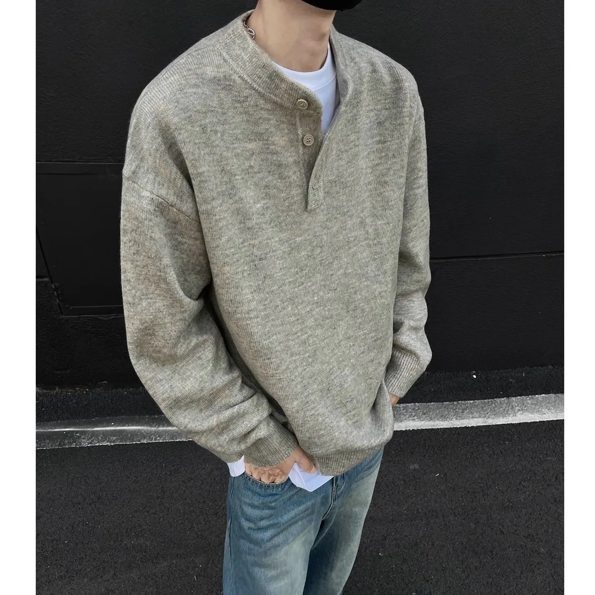 新しいメンズヴィンテージソリッドモックネックプルオーバー長袖ニットジャンパールーズフィットスタンダードウールわずかにストレッチボタンセーター