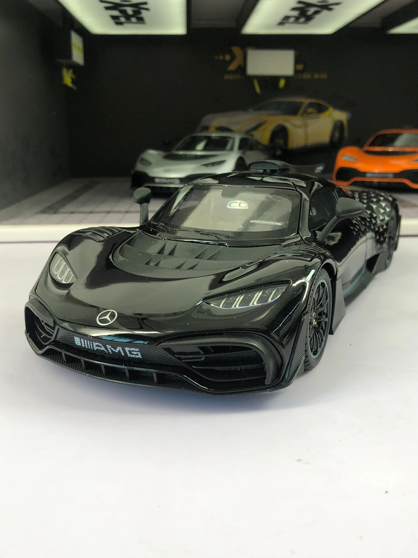 

1:18 имитация модели суперкара из цинкового сплава, статическое украшение, металлический коллекционный подарочный автомобиль