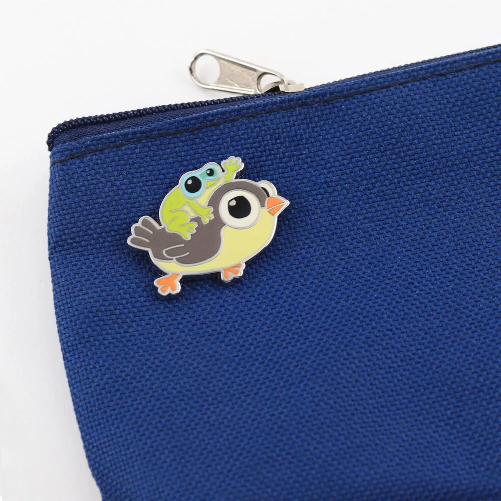 Niedliche Frosch auf Vogel reitende Emaille-Pins Kawaii Tier Frosch mit Fernglas Broschen Lustige Cartoon-Abzeichen Rucksack Anstecknadel Schmuck Geschenk – Detail 5