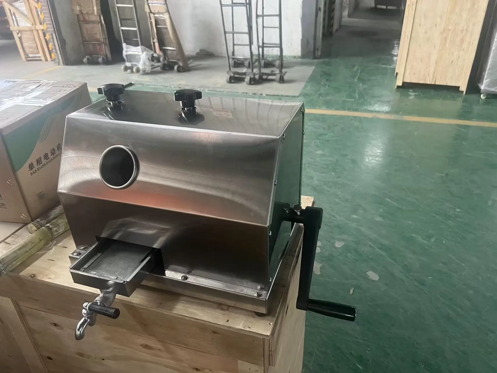 Best Sale  Manual Sugar Cane Juicer Machine Hand Cranked Sugarcane Juicer Machine