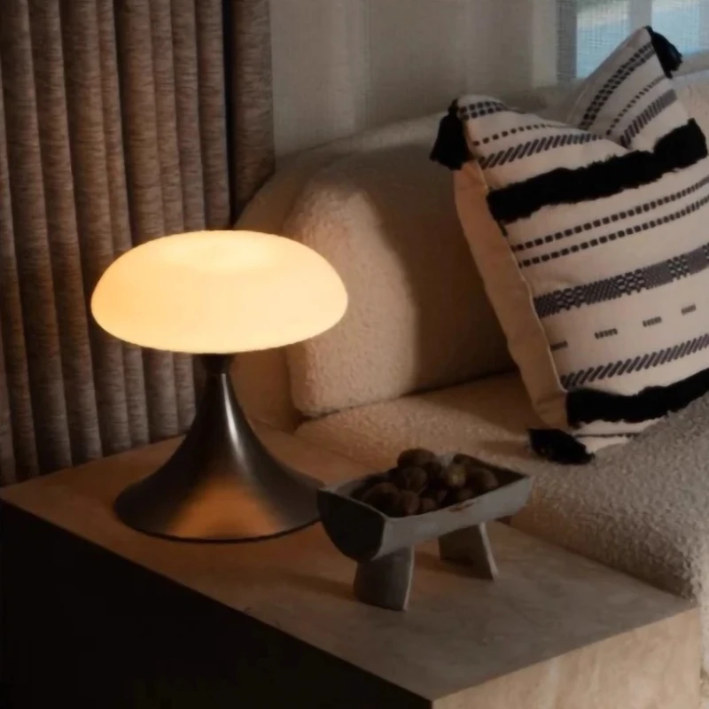 ما بعد الحداثة مصمم مصابيح أرضية حديدية بريق معدني دراسة الزجاج عاكس الضوء مكتب غرفة نوم السرير LED القراءة ليلة الجدول الخفيفة #4