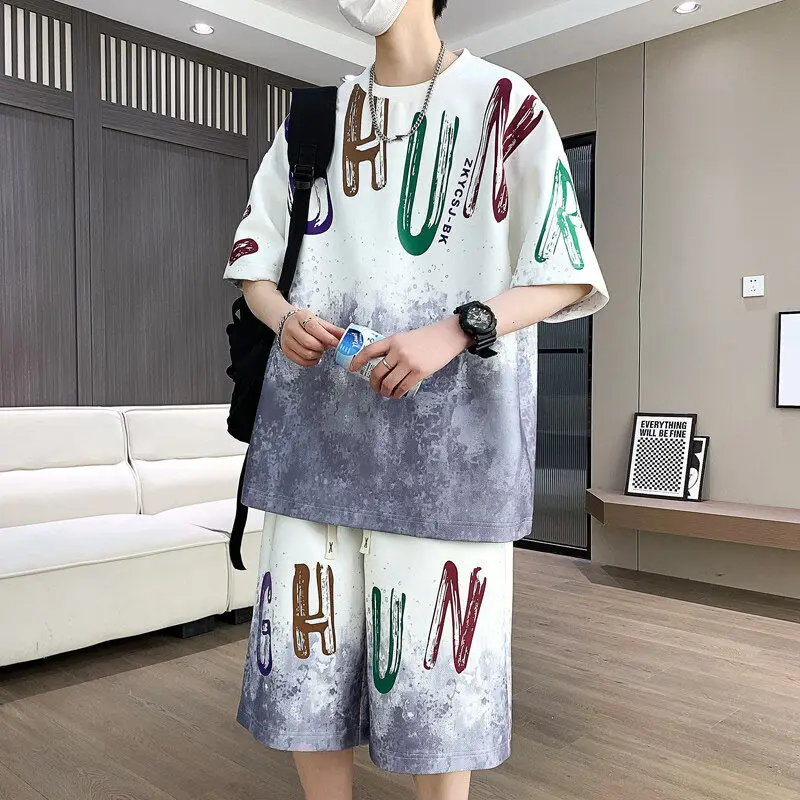 

Мужской комплект спортивной одежды из Гонконга: футболка с коротким рукавом и круглым вырезом, стильная и удобная летняя повседневная одежда из полиэстера и спандекса.