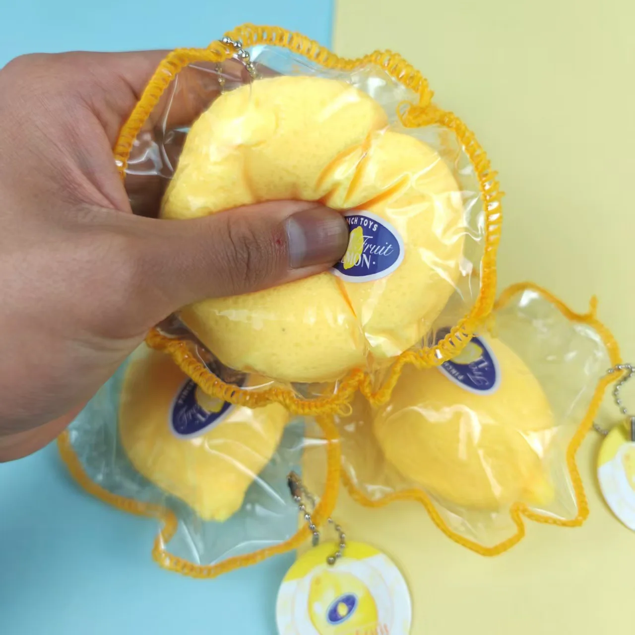 Verpacktes Simulations-Zitronen-Squishy-Spielzeug aus PU, langsam aufsteigend, weiches Fidget-Spielzeug zur Stresslinderung, ASMR-Dekompression, Taschenanhänger, Ornament – Detail 3