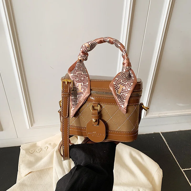Retro diamond box small bag women's versatile commuter hand carry small square bag autumn and winter texture messenger bag