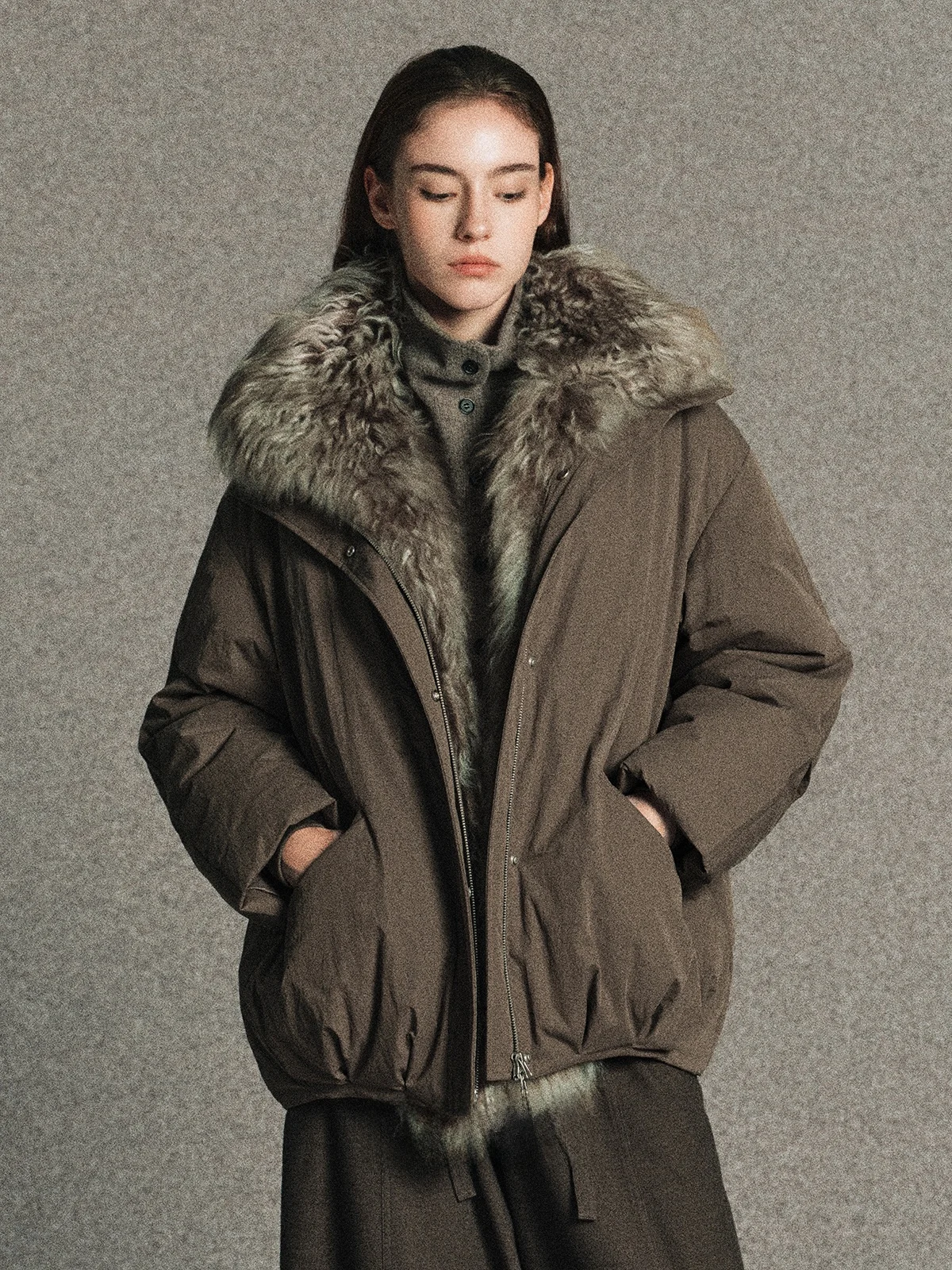 

Теплая зимняя куртка с отстегивающимся меховым воротником, свободного кроя, с длинными рукавами, воротником-стойкой, однотонная