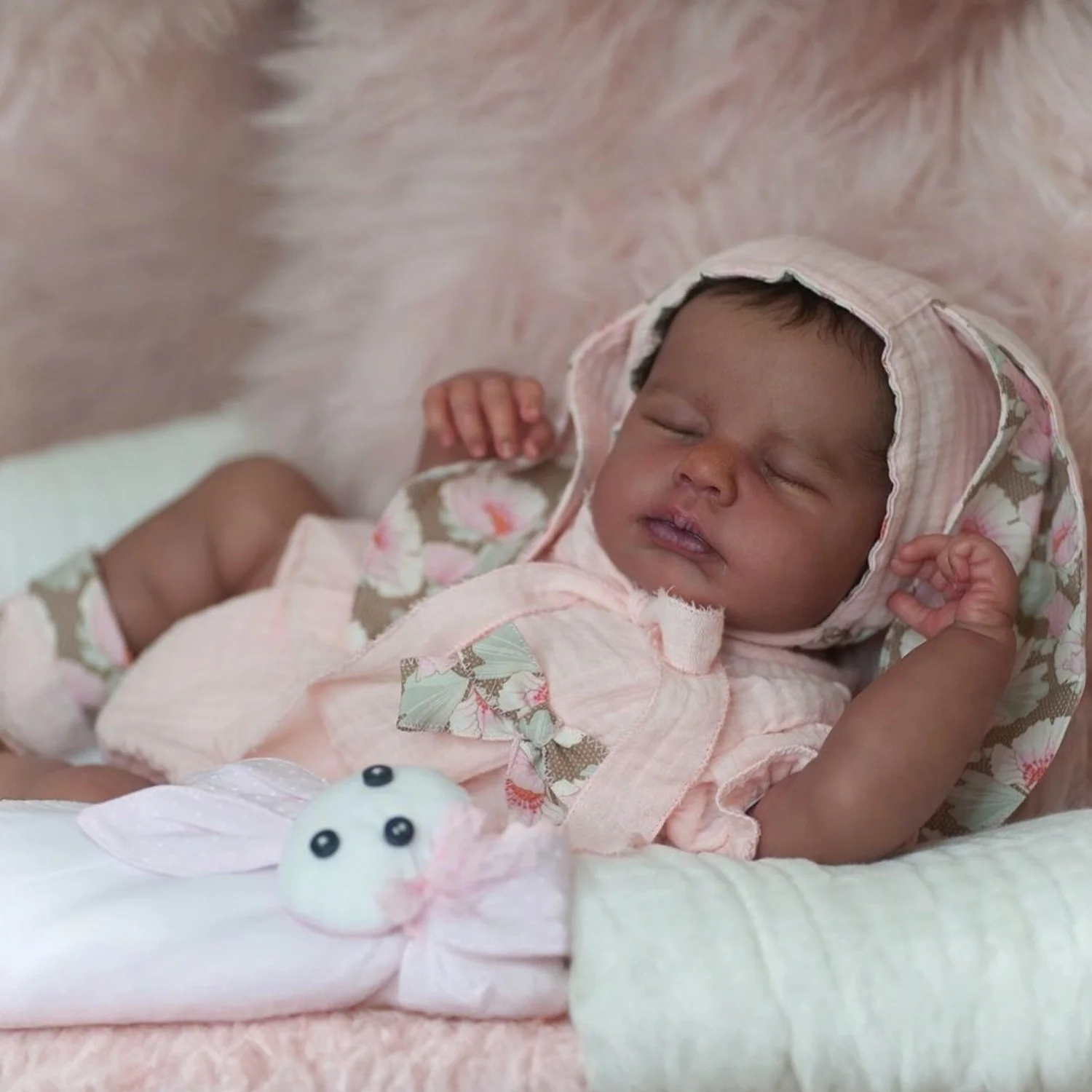 50 CM Śpiąca Reborn Lalka Artystyczna dla Dziewczynki z Ciemnobrązową Skórą, Realistyczne Ruchome Ręce i Nogi z Winylu, Materiałowy Korpus, Ręcznie Robiona Lalka na Prezent Urodzinowy