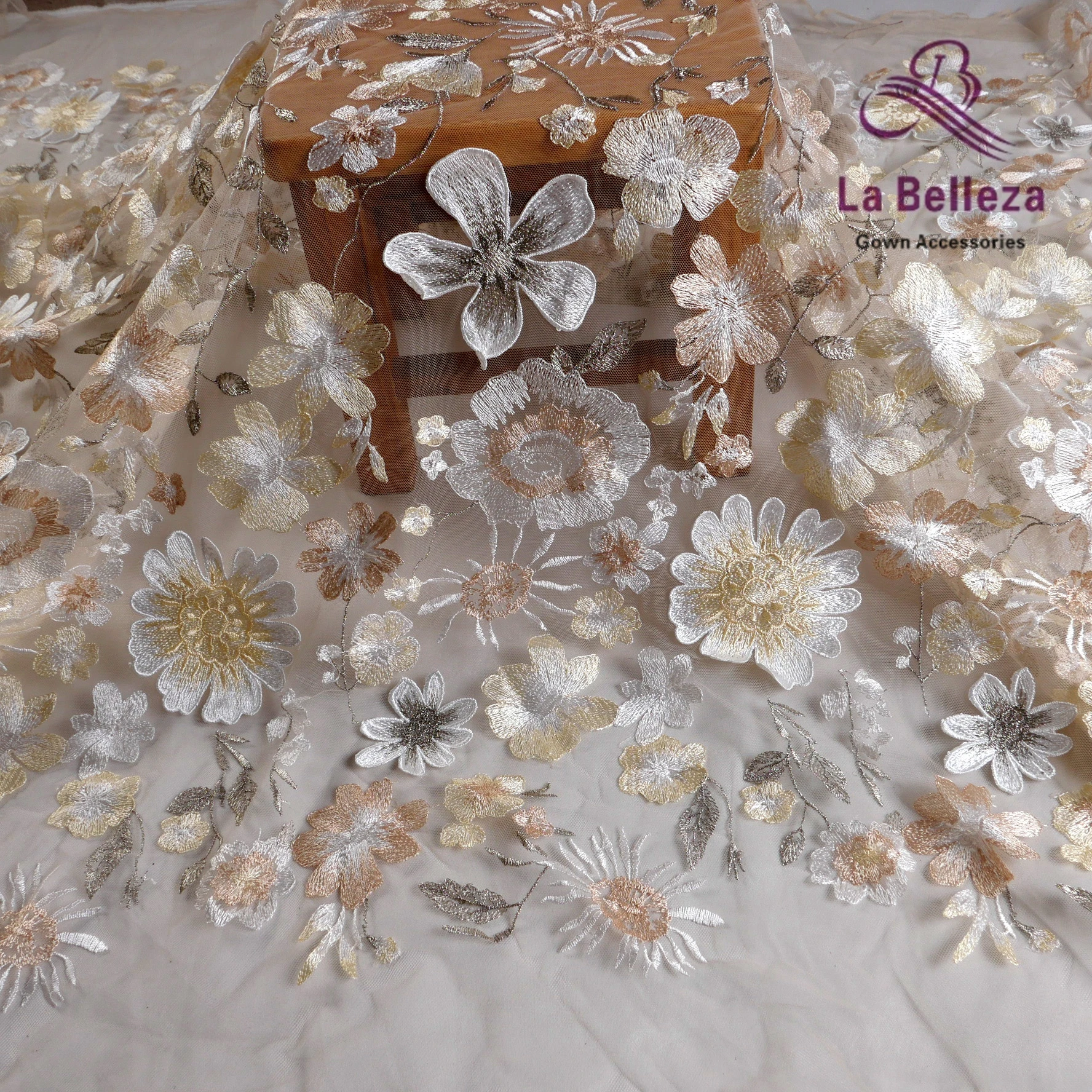 

La Belleza 2024 new 3D mixed three-dimensional floral embroidery fabric is used for cutting bridal dresses, skirts