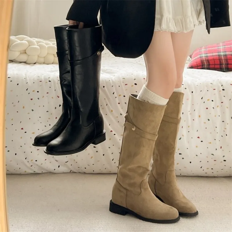 Retro-kasual knielange Stiefel. Verstecktes Design zur Höhenvergrößerung. Runde Zehen, niedriger Absatz, lange, dicke Stiefel für einen Cowboy-Look. – Detail 2