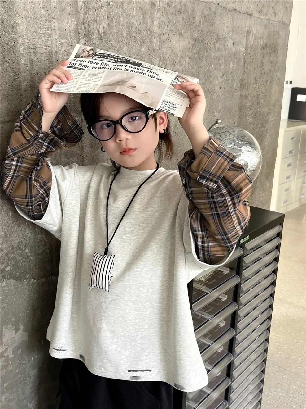 

2025 Autumn style children's fake two-piece base shirt with plaid sleeves hand painted boys and girls with stylish long sleeved