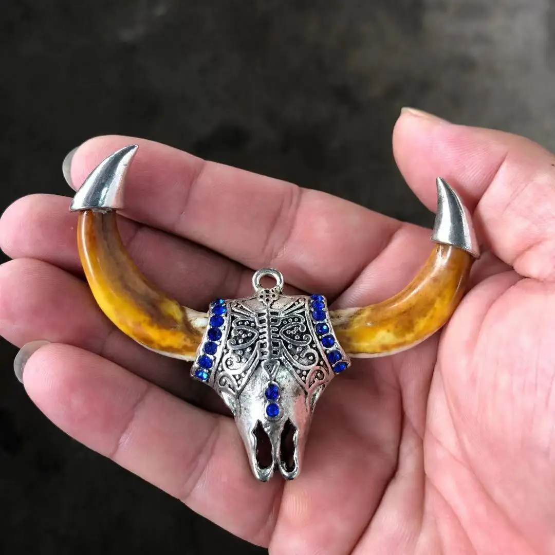 

Chinese Antique Wild Boar Tooth Pendant Inlaid Tibetan Silver Bull Head Necklace