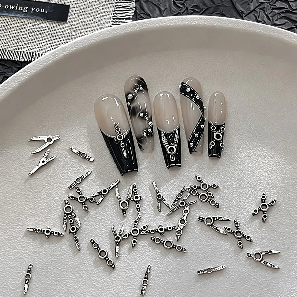 20 Pieces of European and American Retro Dark Style X-Shaped and Y-Shaped Nail Art Decorations, Three-Dimensional Cross Metal Rivet Nail Decorations, Multifunctional DIY Decorative Accessories, Fake Nail Art Decorations