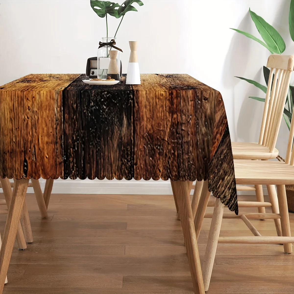 Eine Tischdecke im Bauernhausstil mit Holzmaserung – strapazierfähige, rechteckige Tischdecke aus Polyester mit gewelltem Rand.