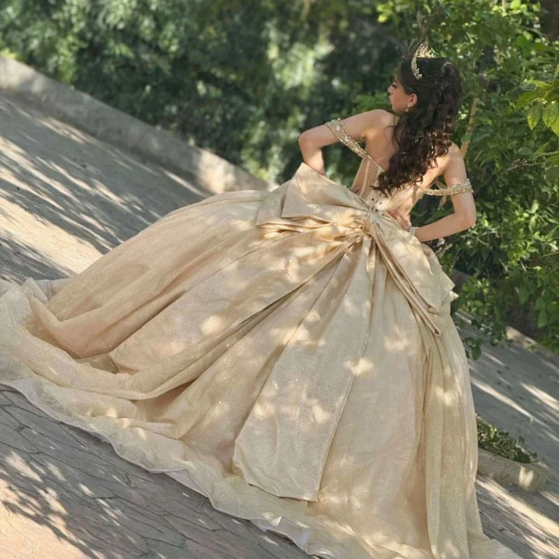 Robes de Quinceanera personnalisées en or Champagne brillant, épaules dénudées, décalcomanie en cristal, nœud longue queue, 15