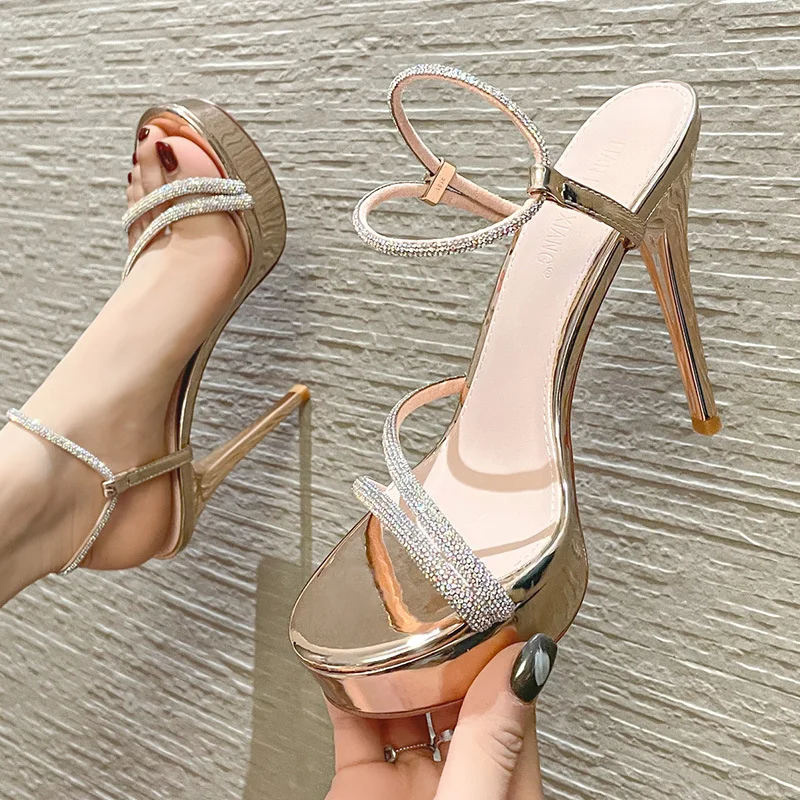 

Женские туфли 2026: летние универсальные модные босоножки на высоком тонком каблуке с круглым носком и стразами