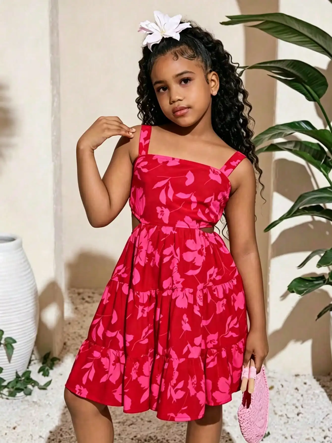 Mädchenkleid mit quadratischem Kragen, ohne Ärmel, mit Schleifenapplikation, dicken Trägern, Blattmuster und tailliertem Schnitt – ein modisches Kleid für Kinder. – Detail 6