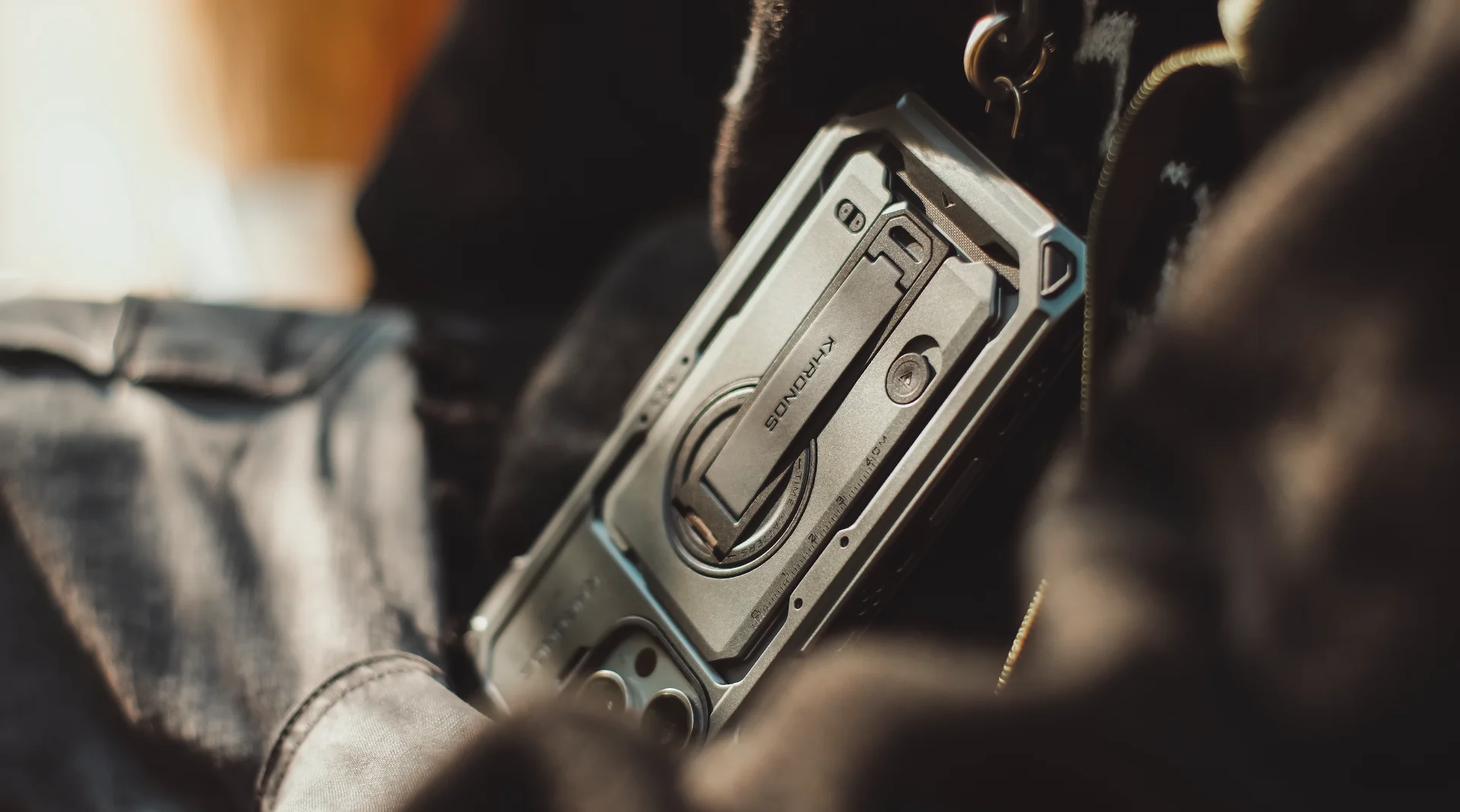 TILTA Khronos Cage Kit für iPhone 16 Pro/Pro Max mit Magnetkartenhalterung – Detail 9