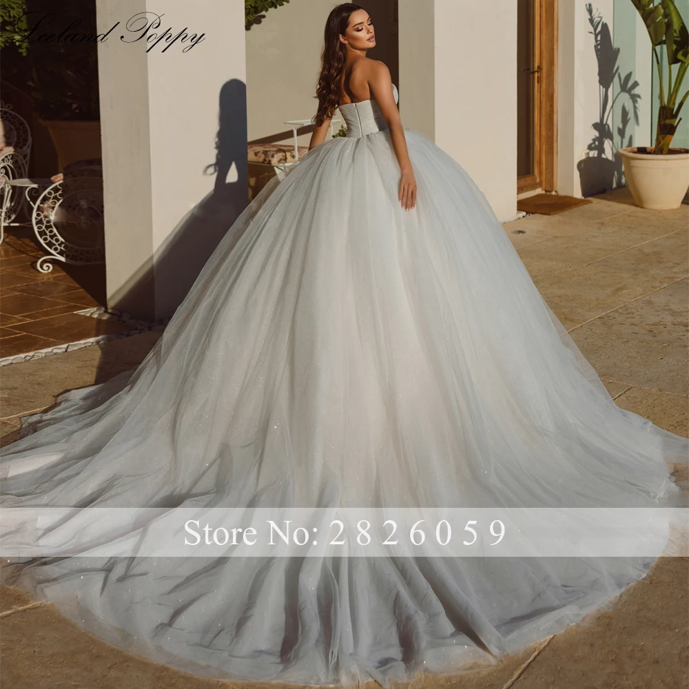 Suknie ślubne w stylu balowym bez ramiączek z motywem maków islandzkich, błyszczący tiul, długość do podłogi, plisowane suknie ślubne z trenem kaplicznym.