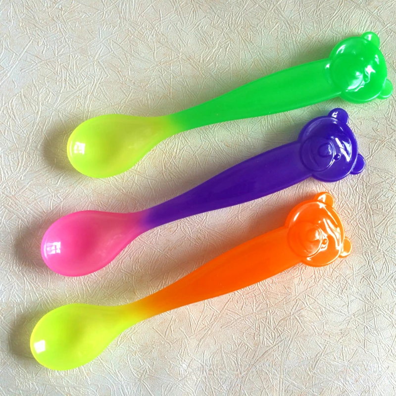 Color Changing Spoon in Warm Water Cute Cartoon Bear Shape Plastic Kids Feeding Supplies Spoon Blister Packaging