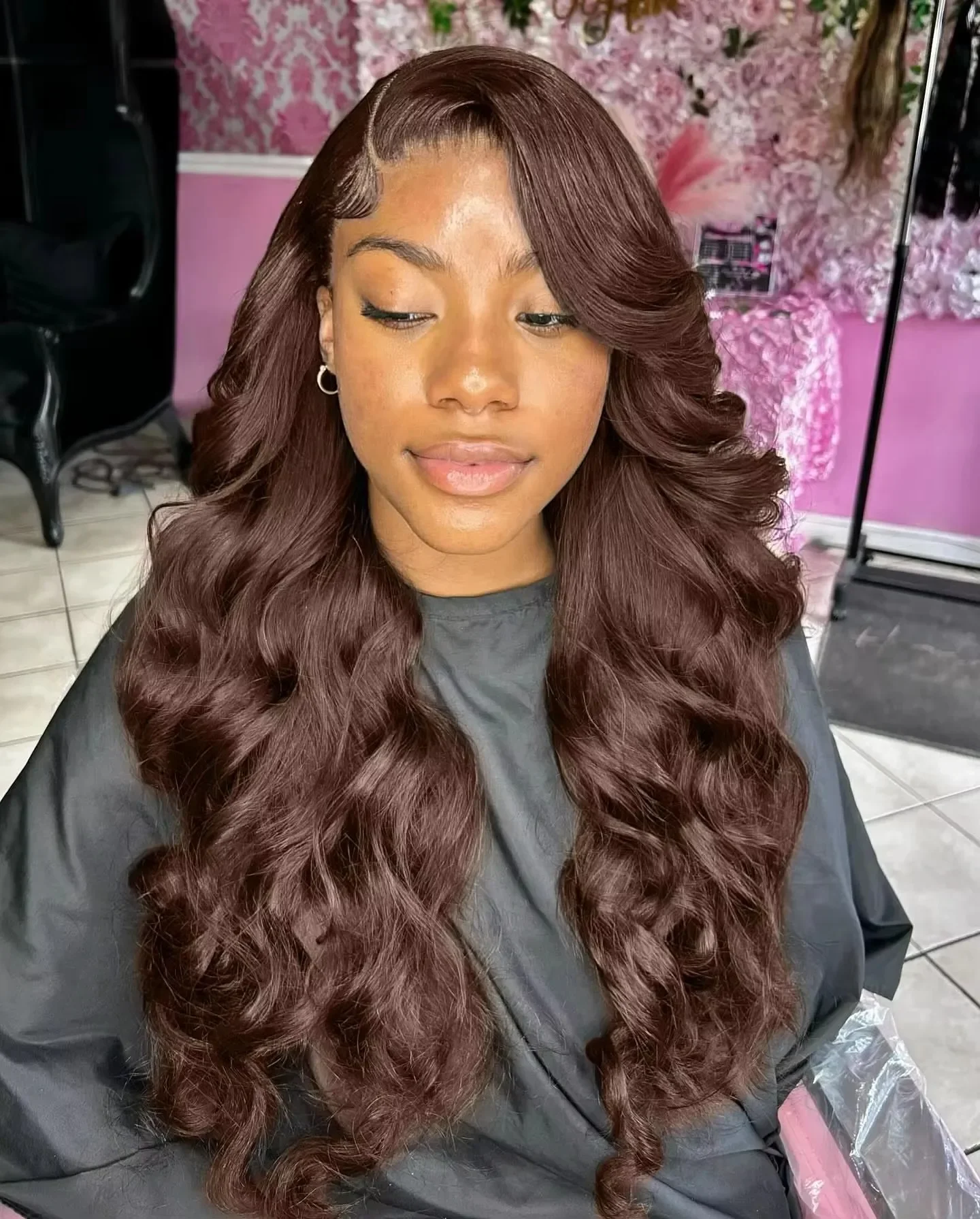 Kleberlose 7X5 Lace-Perücke, vorgeschnitten, 220 Dichte, schokoladenbraun, Body Wave, 100% Echthaar, wellig, nass und gewellt, brasilianisches Echthaar mit 13X6 HD Lace Frontal, vorgezupft. – Detail 14