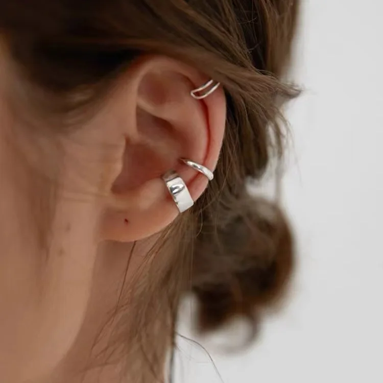 Silberfarbene Minimalistische Doppellagige Persönlichkeits-Clip-Ohrringe für Modebewusste Frauen Modeschmuck Trendige Accessoires