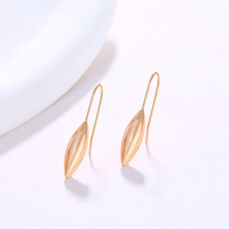 أقراط متدلية على شكل زيتون بيضاوي من MxGxFam للنساء بدون حجر مطلي بالذهب عيار 18 قيراط