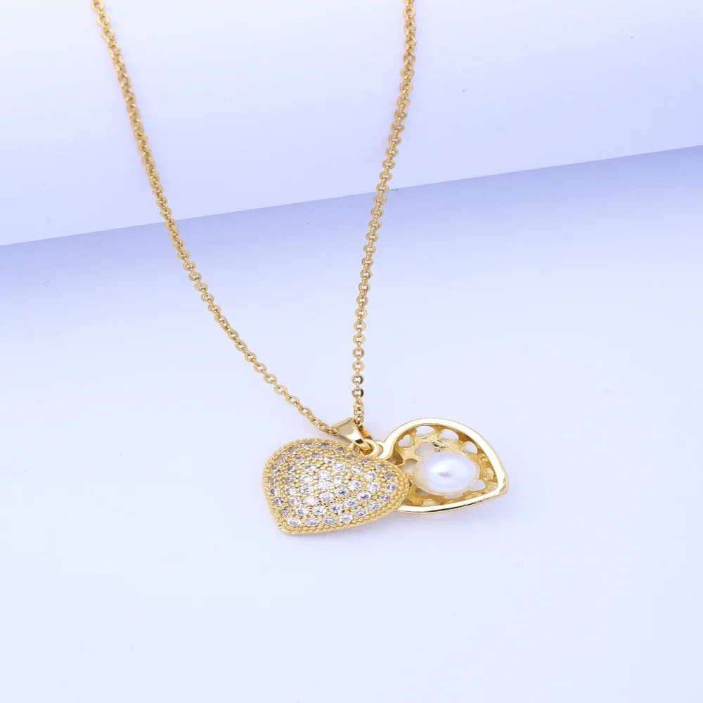 Eleganti gioielli di lusso leggeri: splendida collana con ciondolo a forma di cuore di pesca con decorazione di conchiglie di perle, catena di clavicole selvagge, titanio S