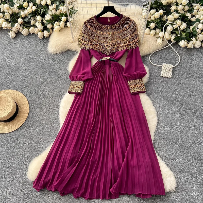 

Женское платье с пайетками и вышивкой из бисера на талии