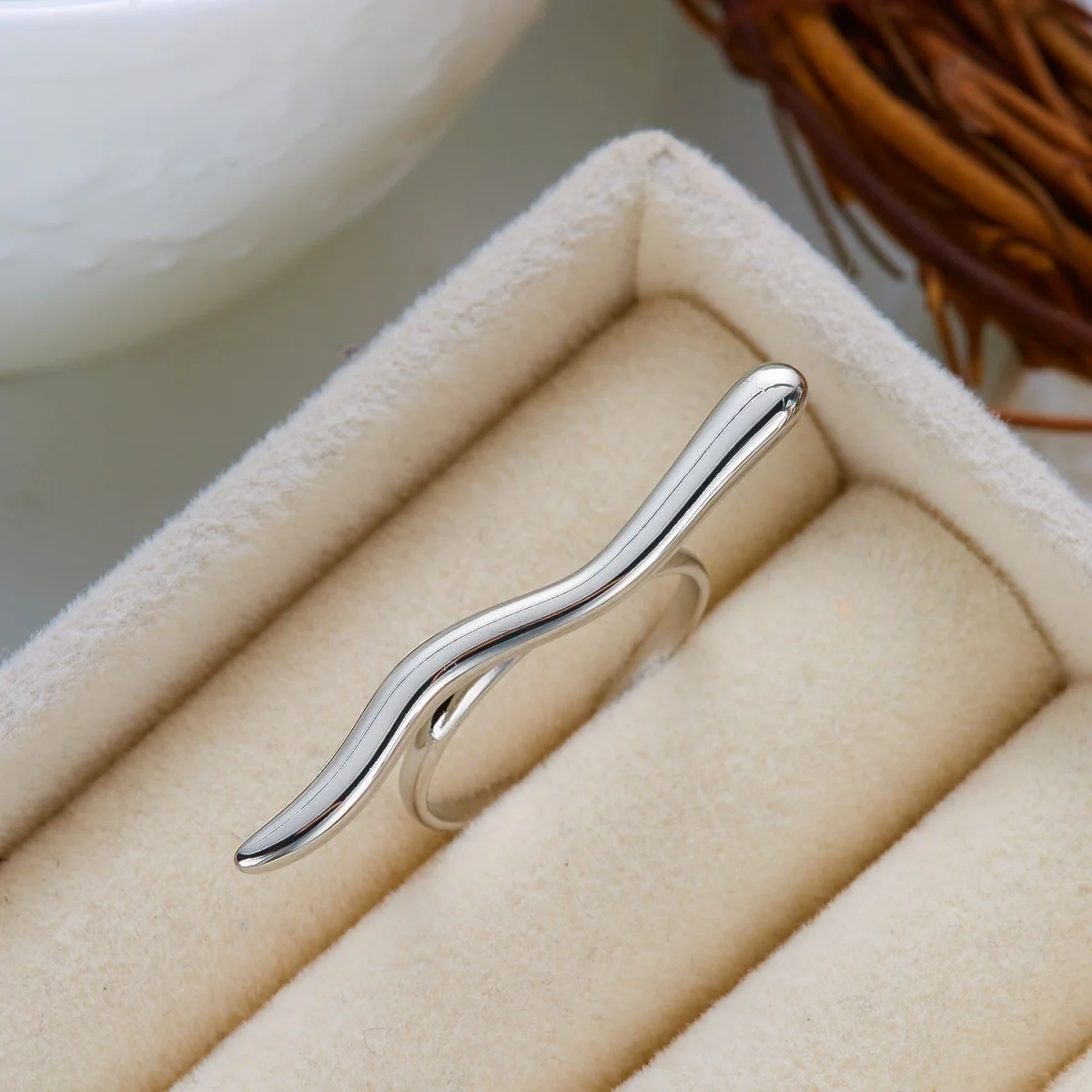 Minimalistische, lange, wellenförmige Fingerringe aus Edelstahl für Damen und Herren, trendiger, ästhetischer, winziger, schlangenförmiger, dünner Ring, Party-Schmuck. – Detail 16