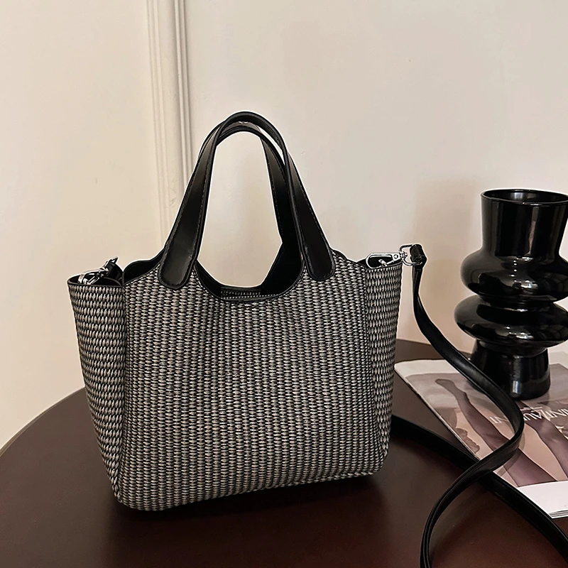 

Elegant Women's Messenger Bag in Genuine Leather, Classic Crossbody-Bag with Shoulder Strap, Popular Handbags