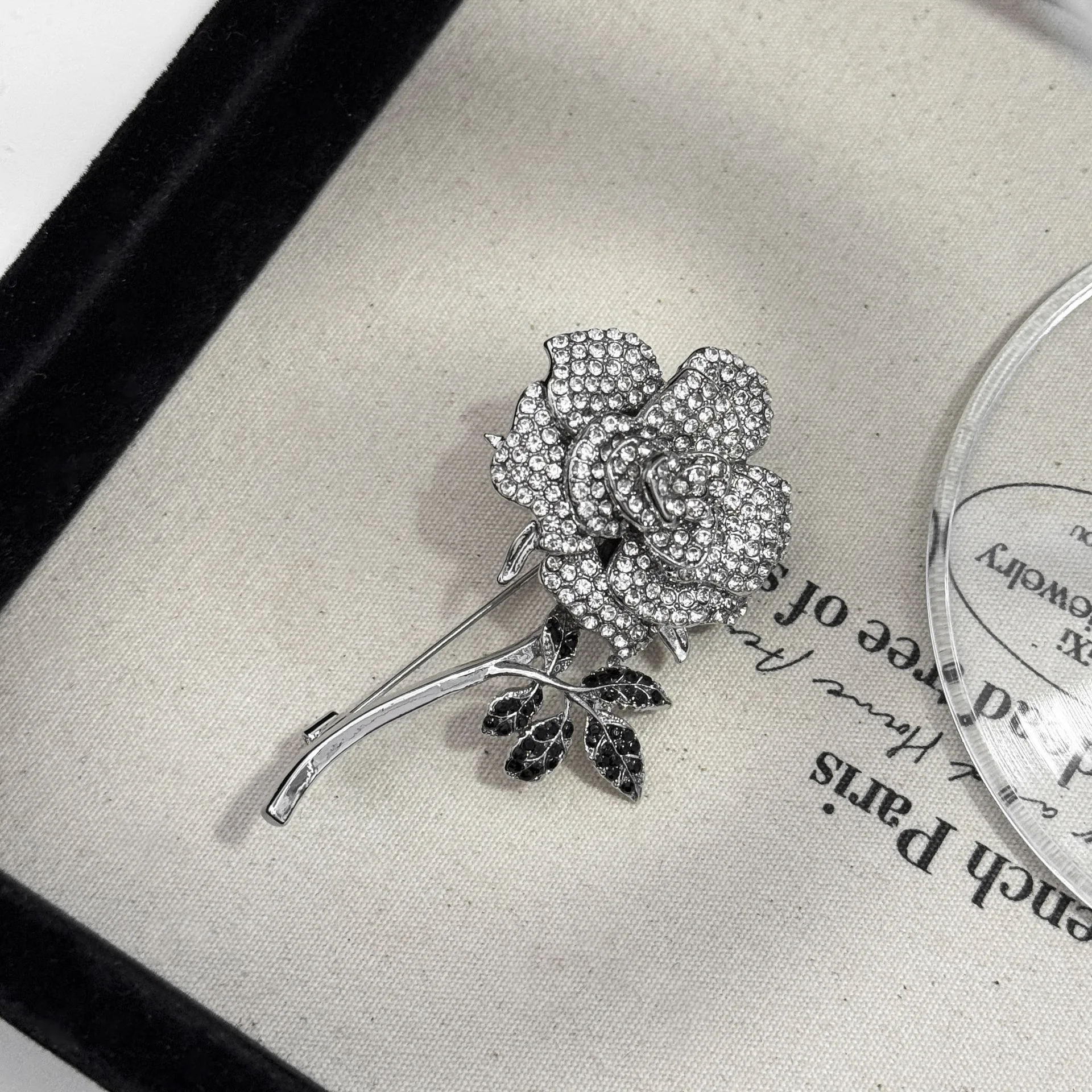 Chinesische Mode-Broschen mit Strasssteinen in Silberfarbe, Rosenmuster, für Damen, trendige, zarte Blumen-Anstecker, Party- und Freizeitaccessoire, Geschenk, Schmuck. – Detail 7