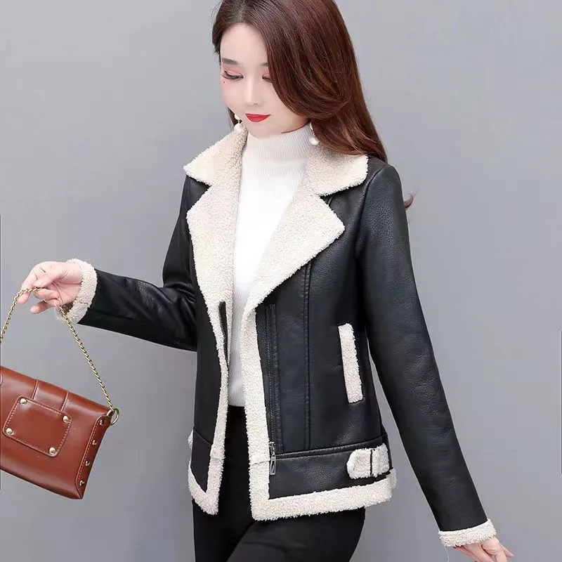 2025ผู้หญิงฤดูหนาวใหม่สีดําเสื้อหนังสั้นPUเลียนแบบLamb Fur Jacketกํามะหยี่และหนาSlim Leathers CoatหญิงB851