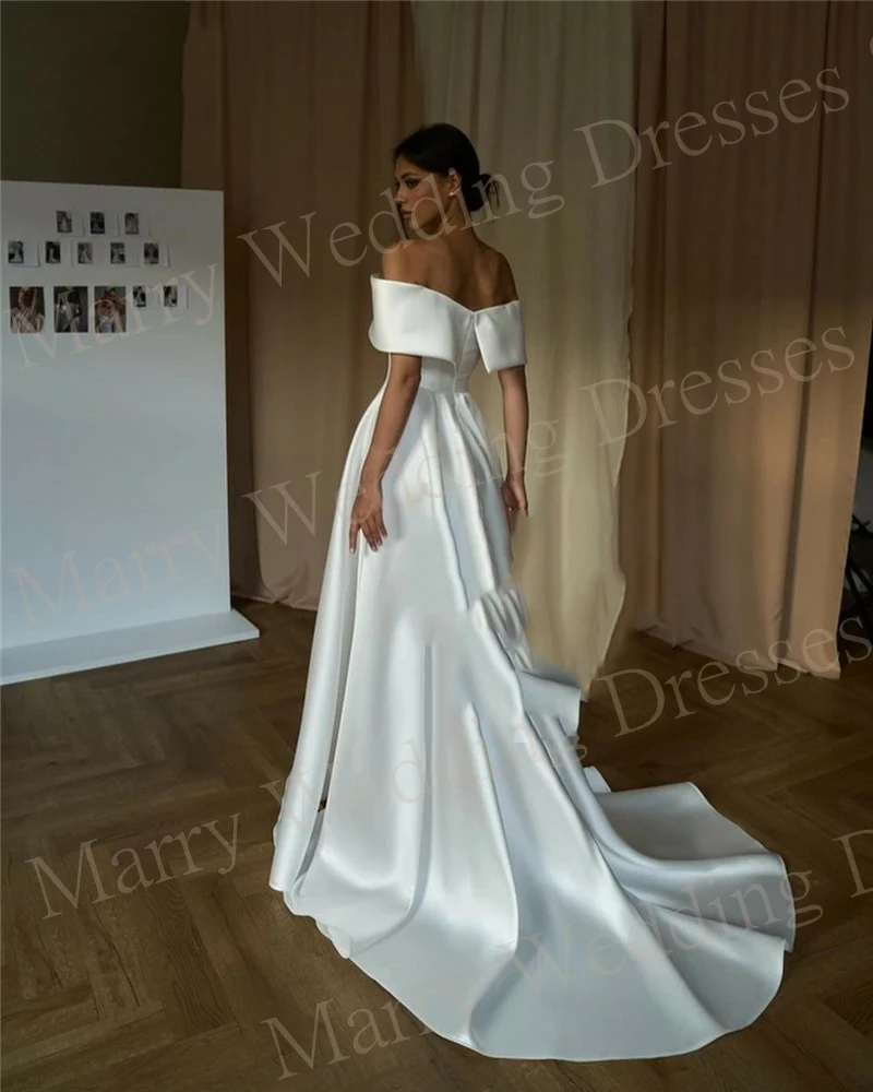 Robe de Mariée en Satin Élégante et Simple pour Femme, Ligne A, Froncée, Dos aux, Quelle que soit la Mariée, Col Bateau, Éducative