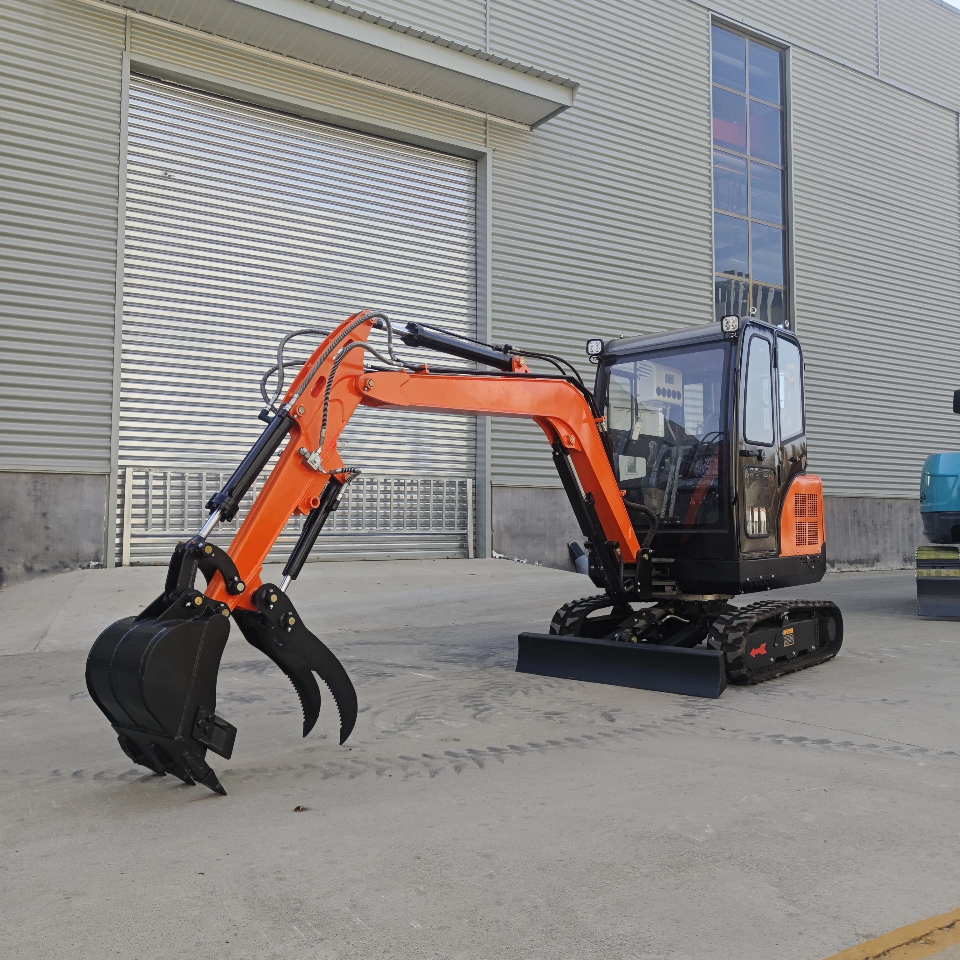 รถขุดขนาดเล็กสำหรับสวนและฟาร์ม ประหยัดน้ำมันและพลังงาน เครื่องยนต์ดีเซลแบบกำหนดเองมาตรฐานยูโร 5 ระบบไฮดรอลิกแบบตีนตะขาบ