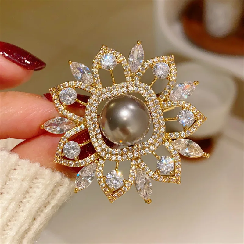 

Gray Imitation Pearl Brooches For Women Snowflake Shape Sweater Coat Accessories Clip Pin Buckle Shining Gold Color Fine Jewelry