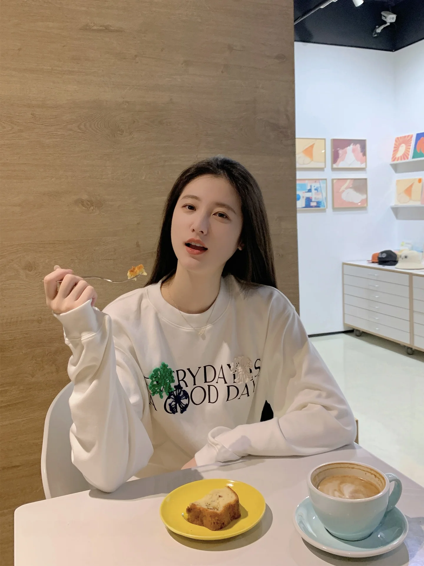 

Оригинальный дизайн Sound вокруг фейерверка, кружевной круглый свитшот Ne, повседневная свободная посадка, весенняя коллекция, женская футболка