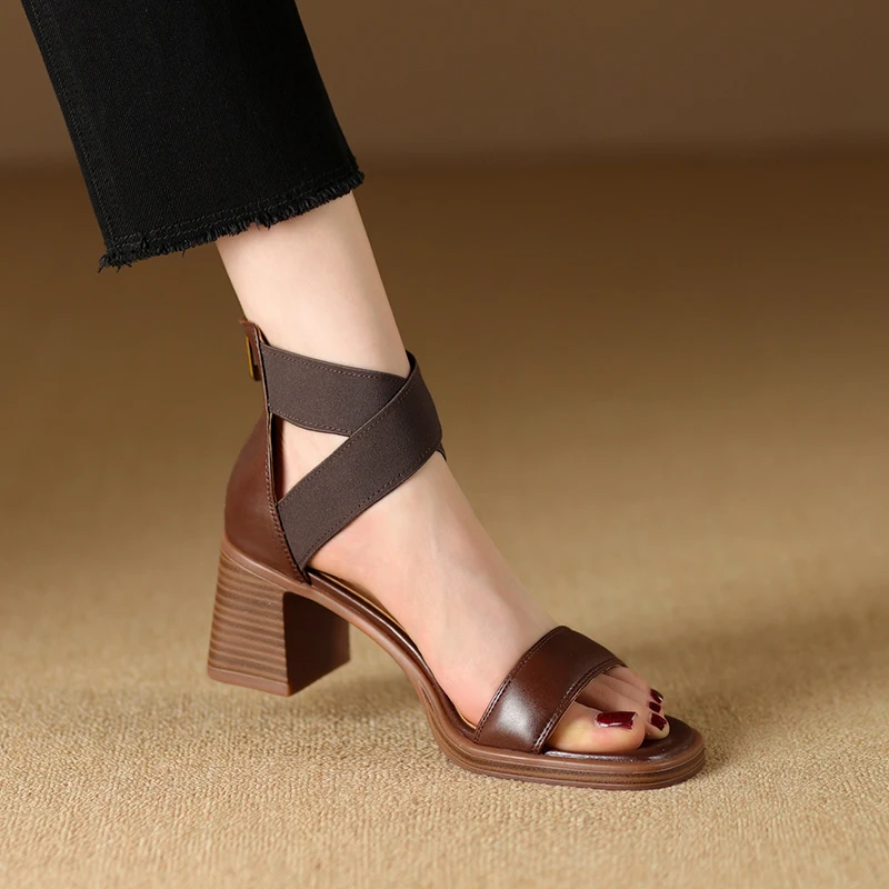 صنادل مرنة بسيطة: مصنوعة يدويًا من الجلد الطبيعي لراحة طوال اليوم