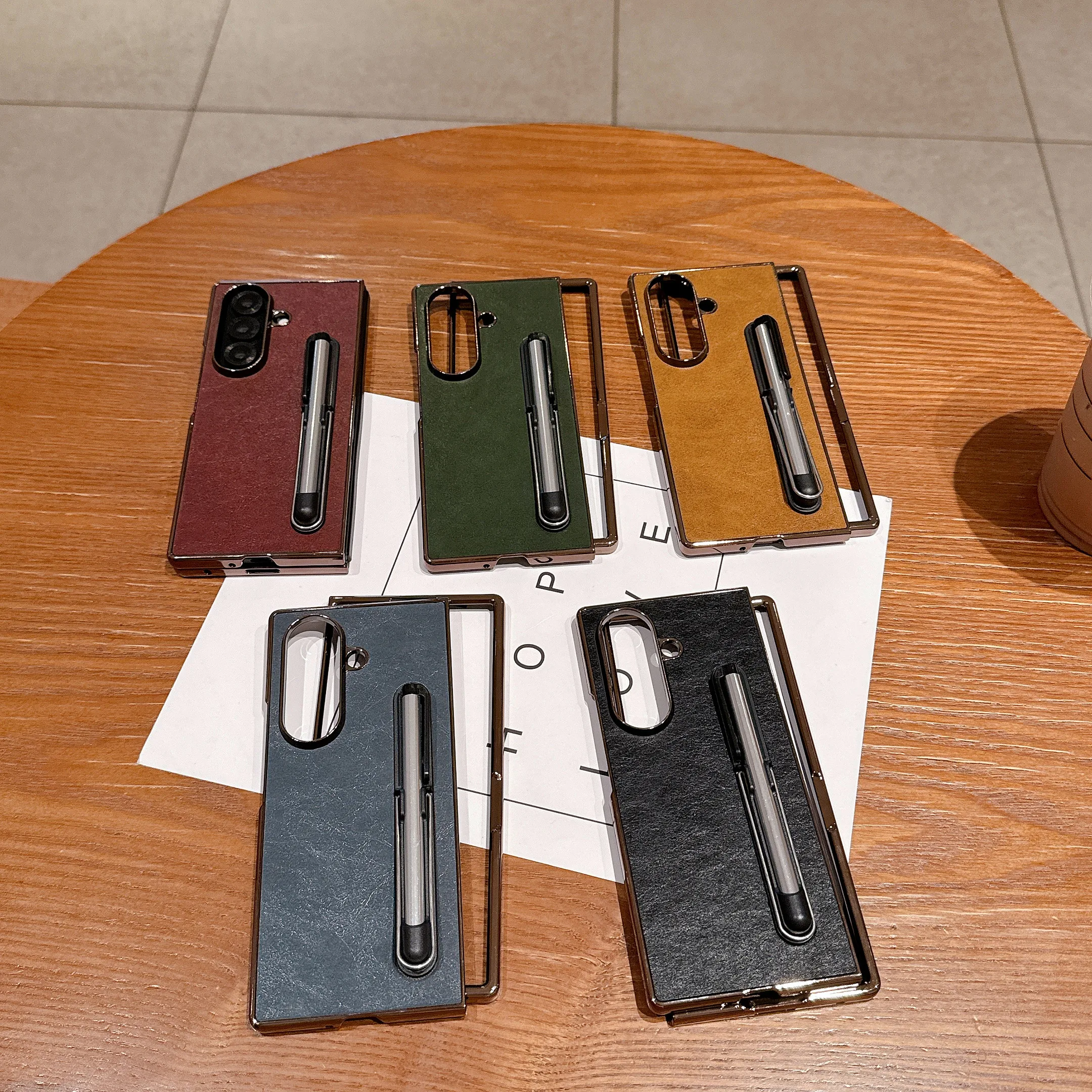 Простая и элегантная текстура кожи с гальваническим покрытием и встроенной сенсорной ручкой. Подходит для складного мобильного телефона Samsung ZFold 7/6/5.