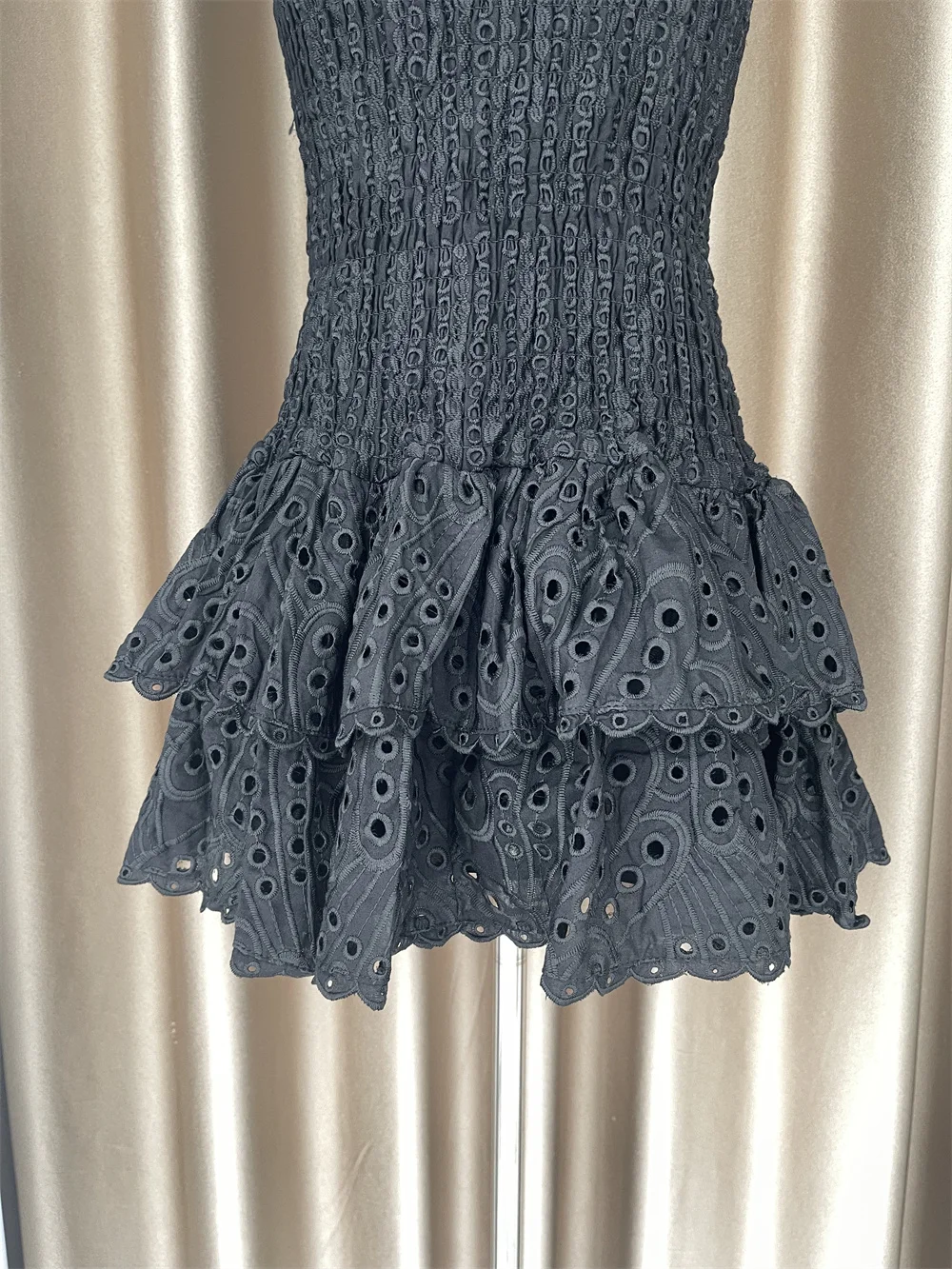 Alta calidad mujeres Sexy recortado sin tirantes vacaciones de verano Mini Vestido de pastel en capas de lujo elástico fiesta vestidos de cumpleaños Vestido