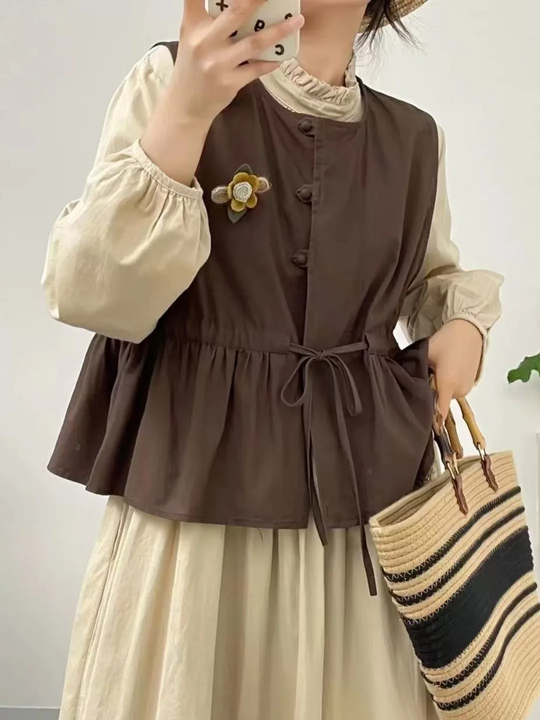 

Хлопковый жилет женский, художественный дизайн, с эффектом многослойности, приталенный, весенний, однотонный, омолаживающий, маленький размер, с поясом