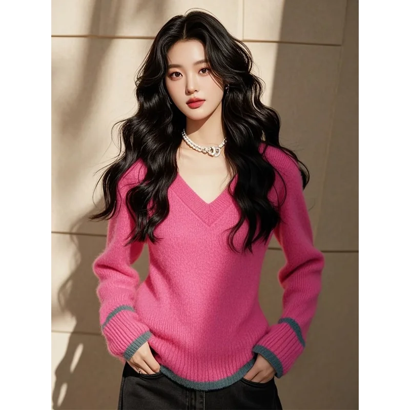 بلوفر نسائي ذو رقبة على شكل حرف V باللون الأحمر الوردي