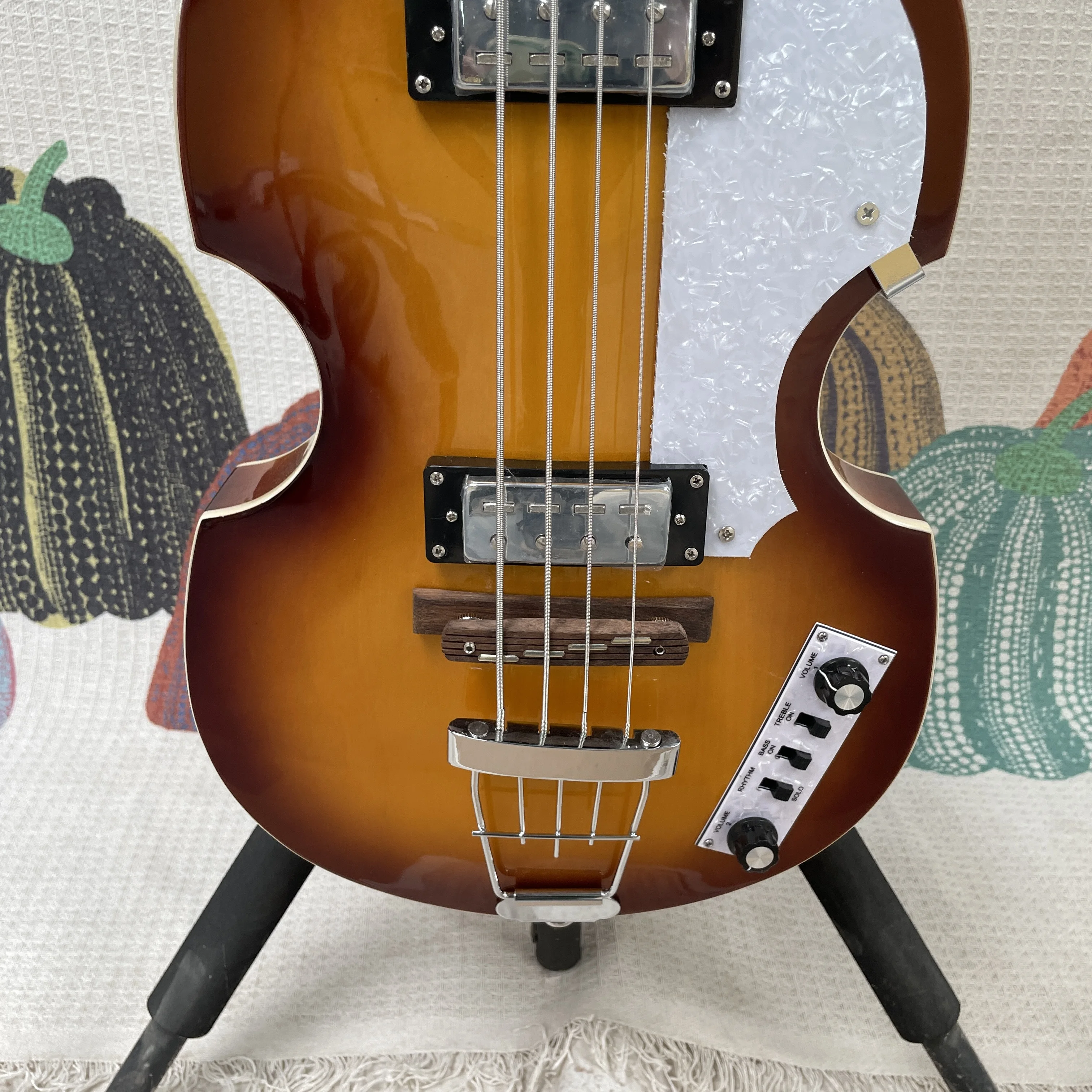 4-string electric bass guitar with classic violin-shaped body and white  pickguard guitars,retro rock stage performance guitarra