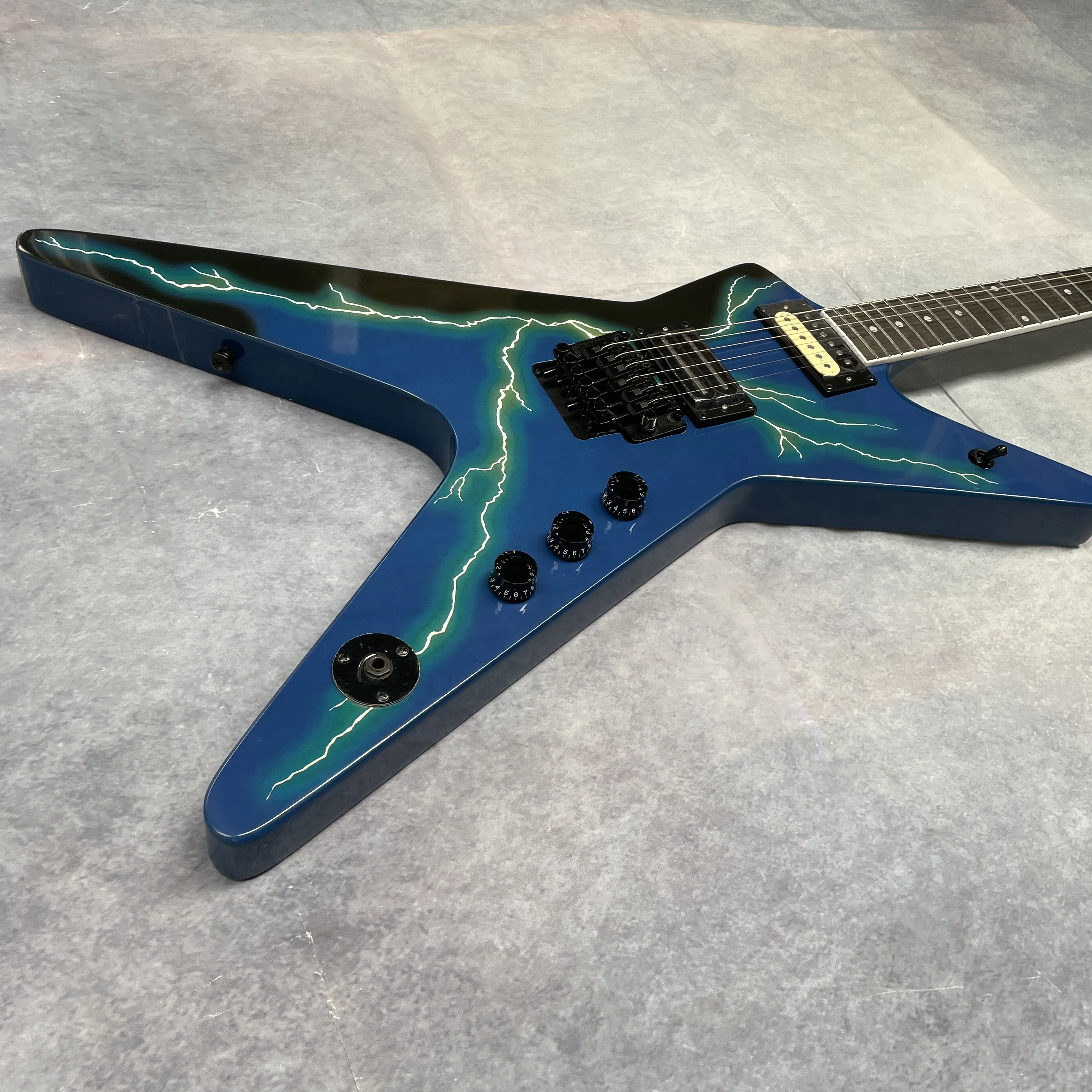 New 6-string blue electric guitar with yellow lightning paint and tremolo system guitars, a collectible performance guitarra view 4